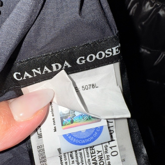 Canada Goose women’s Camp Hoody Puffer Jacket - Picture 5 of 5